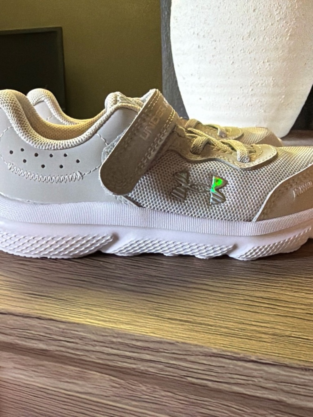 Under Armour Kids Beige and White Sneaker with Hook-and-Loop Strap
